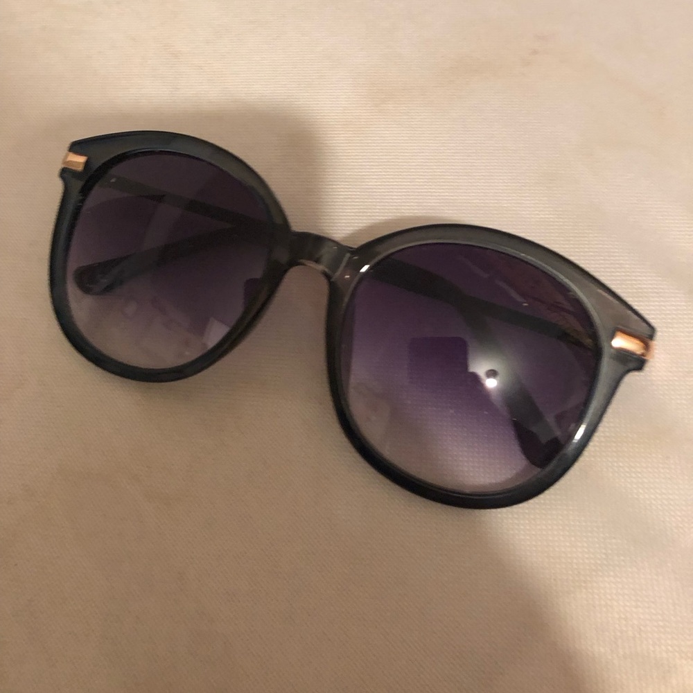 Bijou Brigitte Purple Sunglasses- 94A $12 or 🎉
